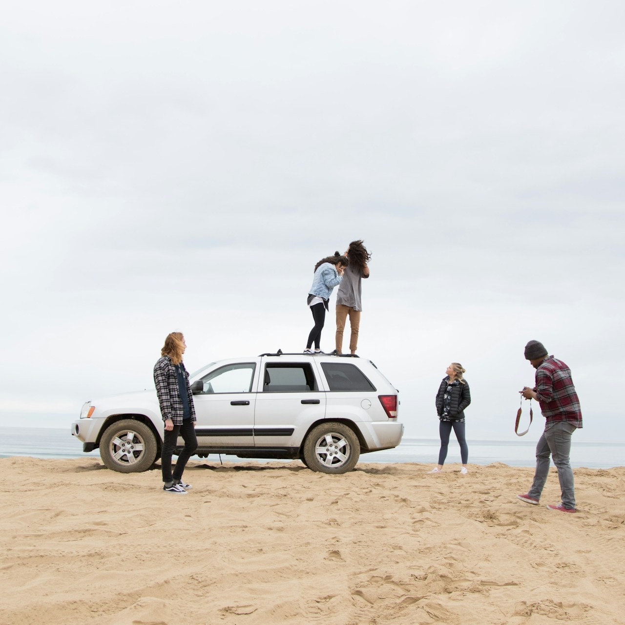 friends-are-enjoying-on-tour-with-jeep